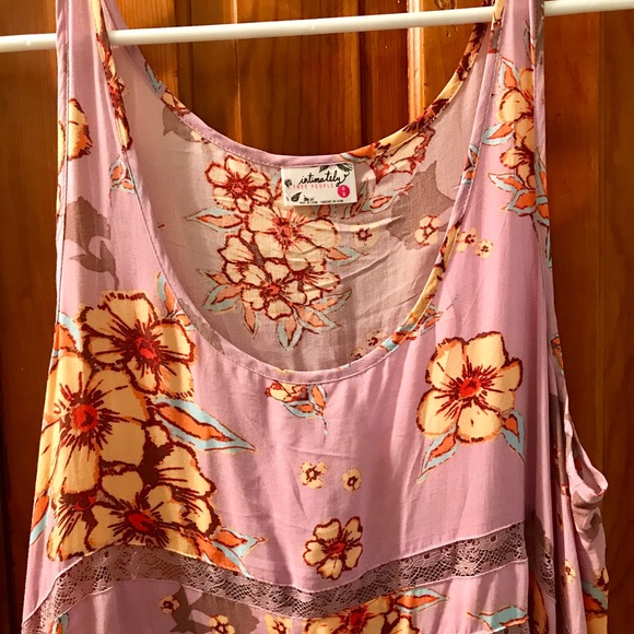 Flowy tank top with floral pattern. - Picture 3 of 4